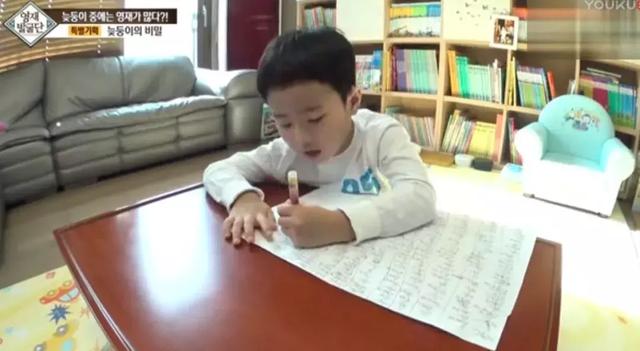 韩国跟拍一组智商超高的孩子,发现他们的家庭竟惊人相似