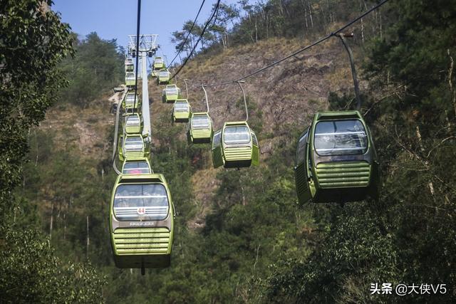 杭州有一寺庙,一半悬空一半嵌入岩腹,游客:站在上面双腿发抖