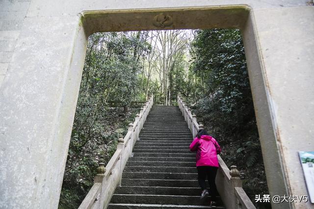 杭州有一寺庙,一半悬空一半嵌入岩腹,游客:站在上面双腿发抖
