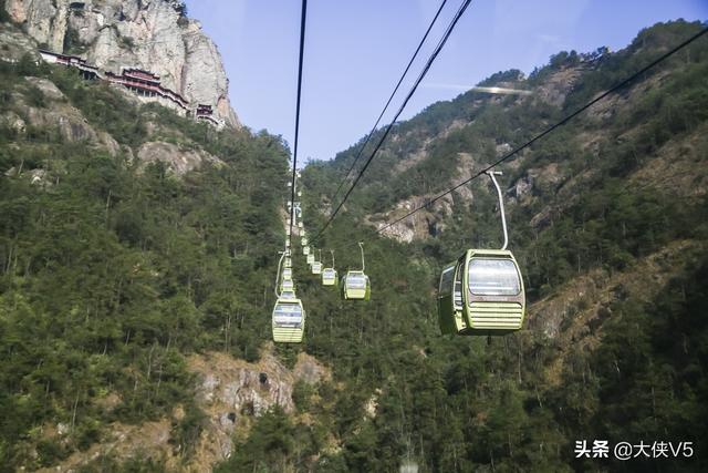 杭州有一寺庙,一半悬空一半嵌入岩腹,游客:站在上面双腿发抖