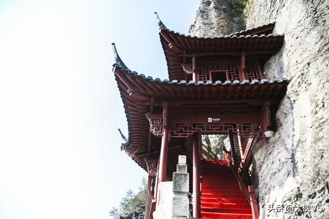 杭州有一寺庙,一半悬空一半嵌入岩腹,游客:站在上面双腿发抖