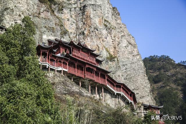 杭州有一寺庙,一半悬空一半嵌入岩腹,游客:站在上面双腿发抖