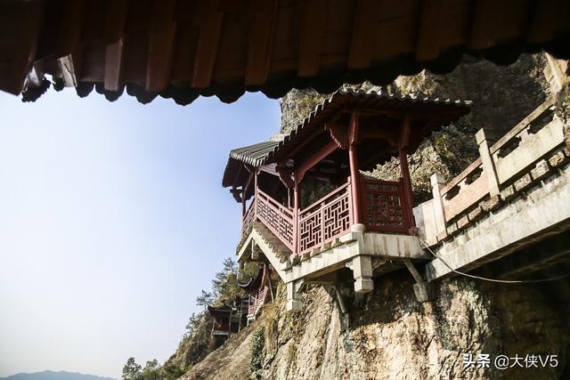 杭州有一寺庙,一半悬空一半嵌入岩腹,游客:站在上面双腿发抖