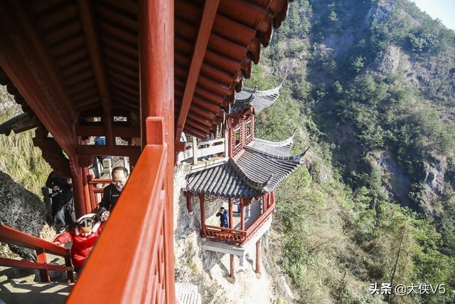 杭州有一寺庙,一半悬空一半嵌入岩腹,游客:站在上面双腿发抖