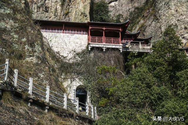 杭州有一寺庙,一半悬空一半嵌入岩腹,游客:站在上面双腿发抖