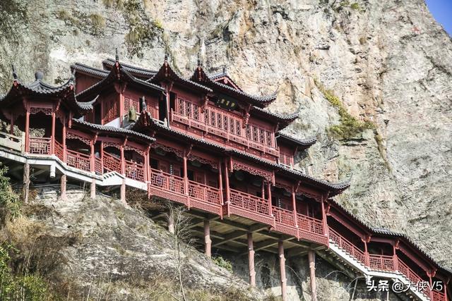 杭州有一寺庙,一半悬空一半嵌入岩腹,游客:站在上面双腿发抖