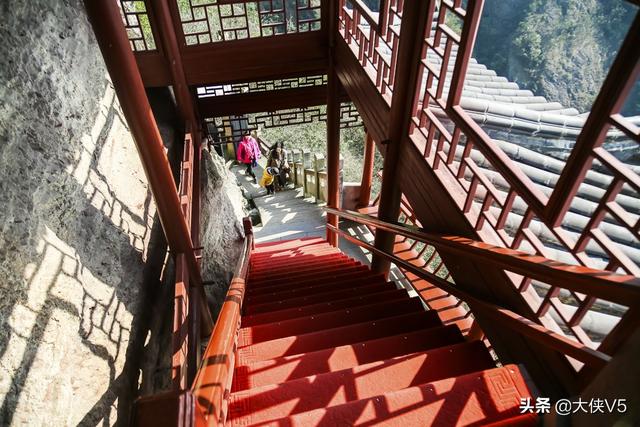 杭州有一寺庙,一半悬空一半嵌入岩腹,游客:站在上面双腿发抖