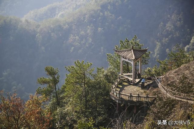 杭州有一寺庙,一半悬空一半嵌入岩腹,游客:站在上面双腿发抖