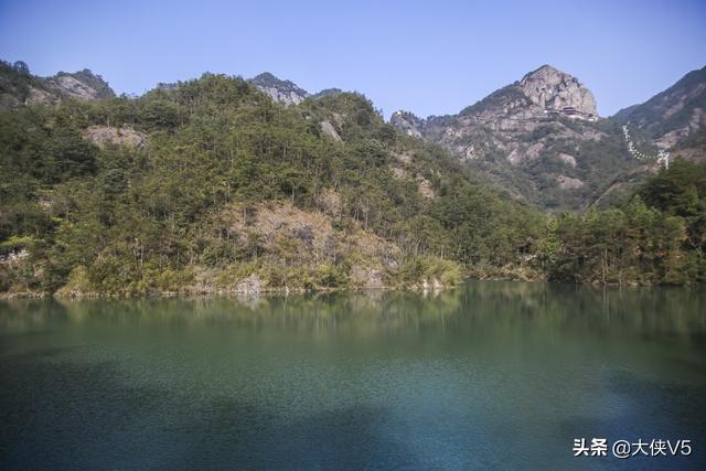杭州有一寺庙,一半悬空一半嵌入岩腹,游客:站在上面双腿发抖