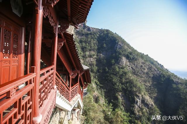 杭州有一寺庙,一半悬空一半嵌入岩腹,游客:站在上面双腿发抖