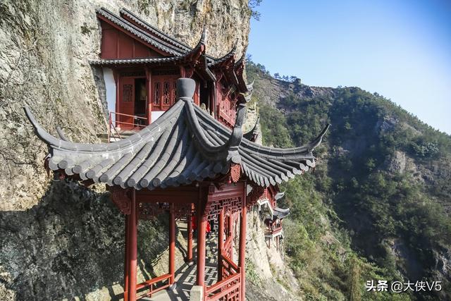 杭州有一寺庙,一半悬空一半嵌入岩腹,游客:站在上面双腿发抖