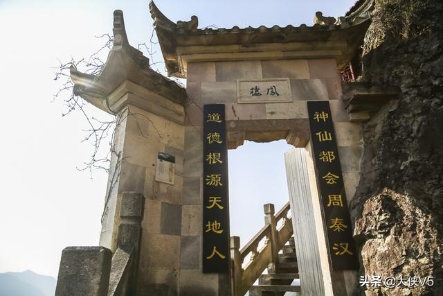 杭州有一寺庙,一半悬空一半嵌入岩腹,游客:站在上面双腿发抖