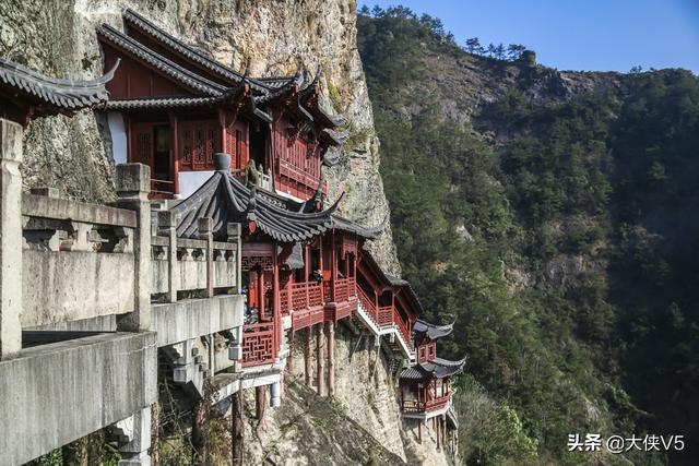 杭州有一寺庙,一半悬空一半嵌入岩腹,游客:站在上面双腿发抖