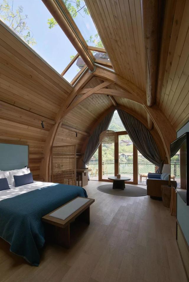 �������ϣ�Ư�ڽ��ߵ�ľͷ����