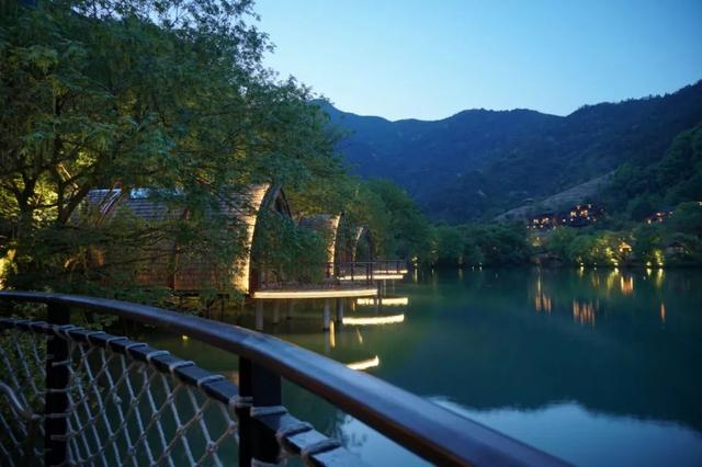 �������ϣ�Ư�ڽ��ߵ�ľͷ����