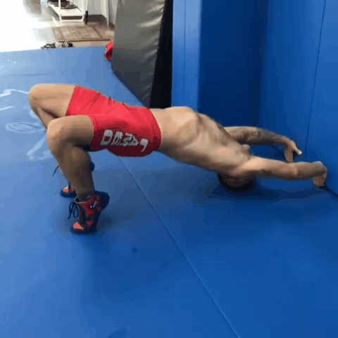 颈桥——既打造了泰森超强的抗击打能力,也带给他难以承受之痛