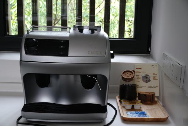 �����������������ģ��ʻ���ӵ����ө���裬�������ձ�����ѵ�