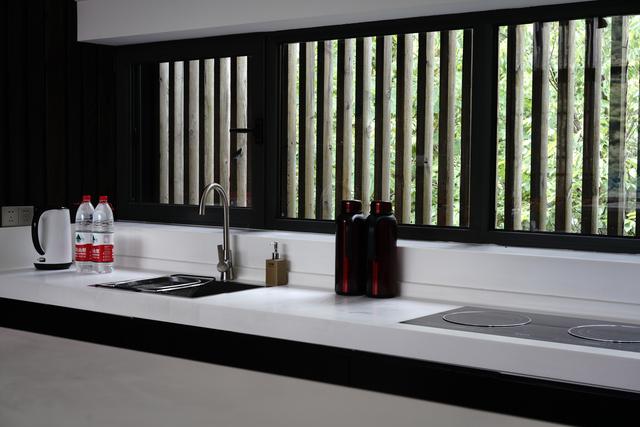 �����������������ģ��ʻ���ӵ����ө���裬�������ձ�����ѵ�