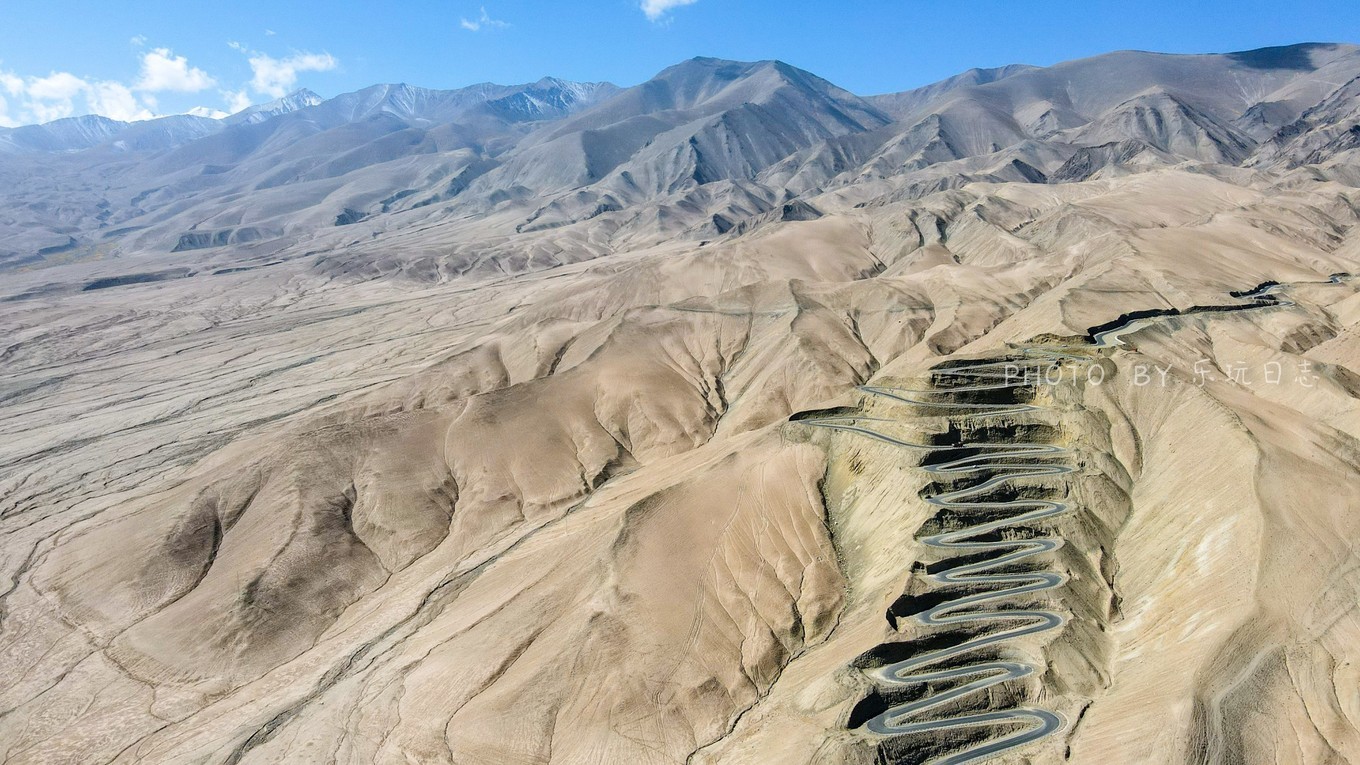新疆帕米尔高原盘龙古道,犹如巨龙腾跃山巅