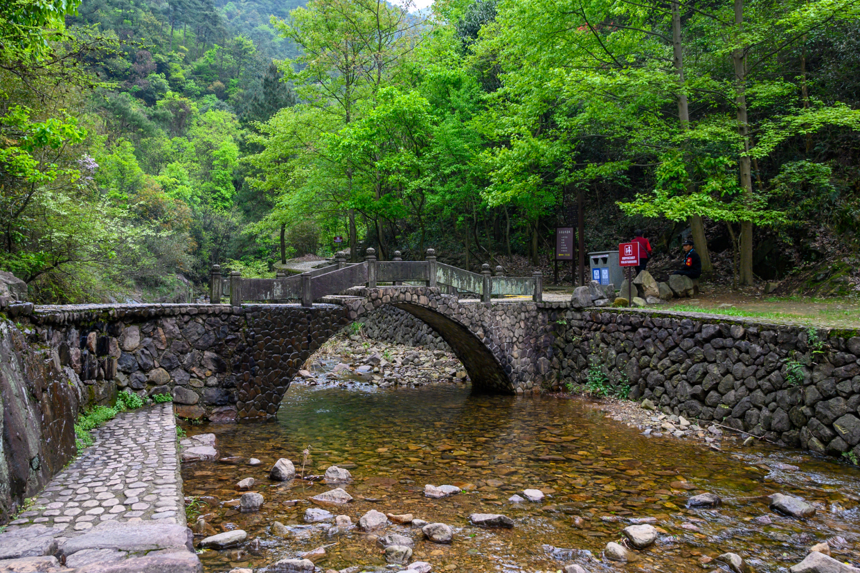 �㽭��������С�ǣ�����һ��ɽˮ�ؾ���ʷ��"���ϵ�һ��ɽ"