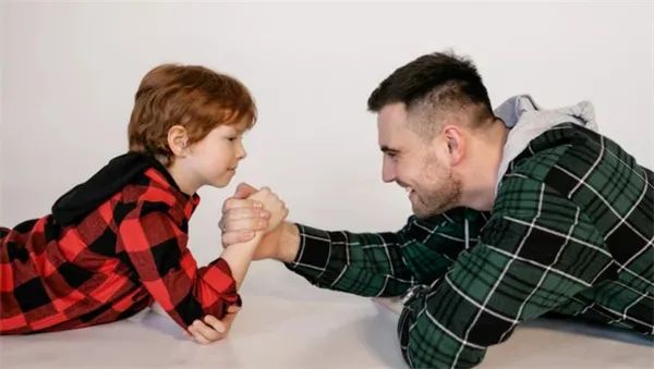 警惕!“拆台式”的教育方式,正在毁掉你的孩子