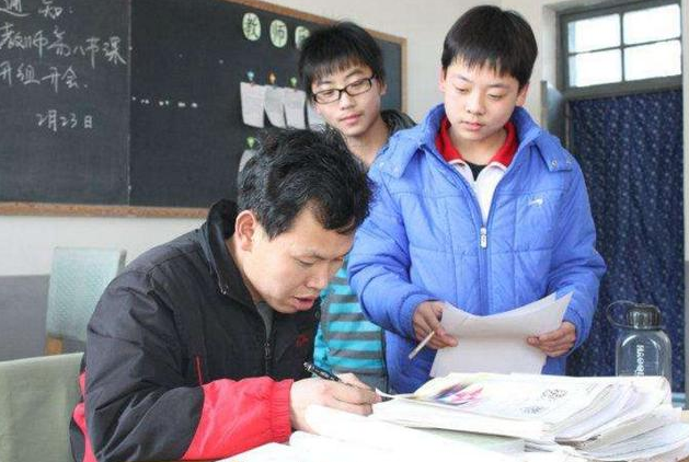 小学生都难逃“橡皮定律”?学霸还是学渣,通过橡皮一眼看出来