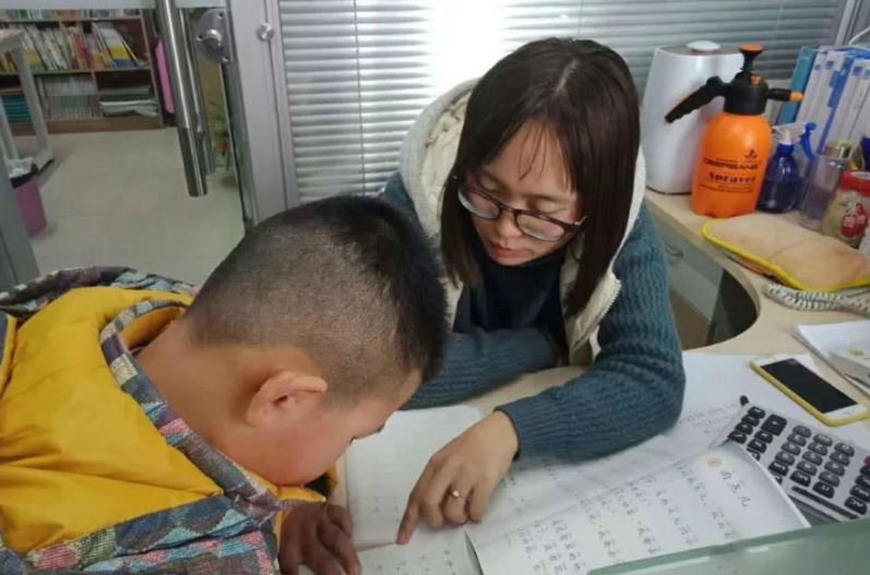 小学生都难逃“橡皮定律”?学霸还是学渣,通过橡皮一眼看出来