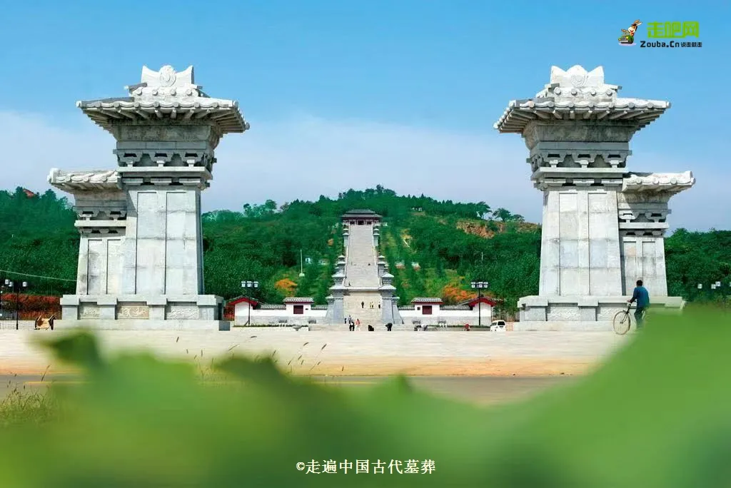 25��С����ԹŴ�Ĺ�ᣬ1��̽��80��������־�߱��й���Ĺ