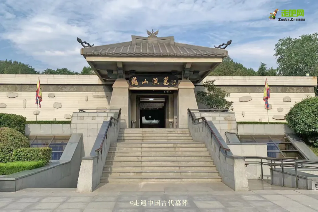 25��С����ԹŴ�Ĺ�ᣬ1��̽��80��������־�߱��й���Ĺ