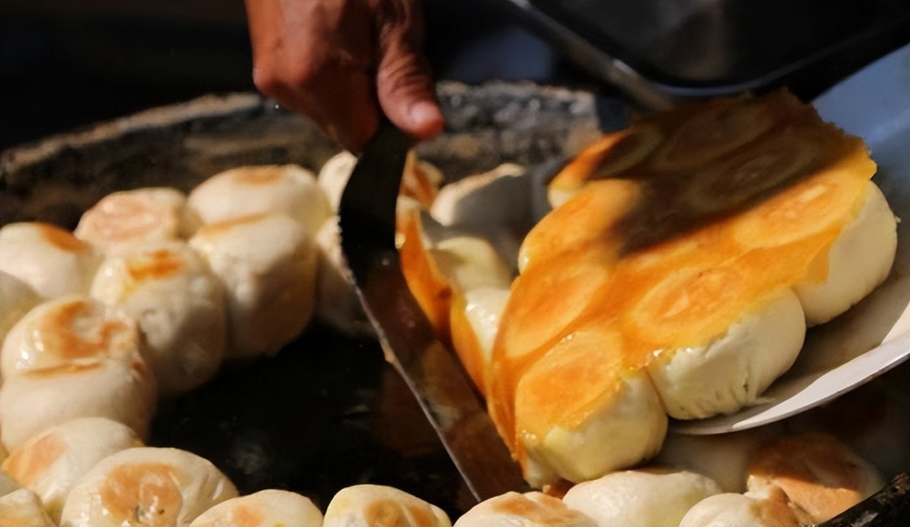 ɽ�������ϰ���ľŵ���ɫ��㣬��һ�����϶��Ѿ��������˷���