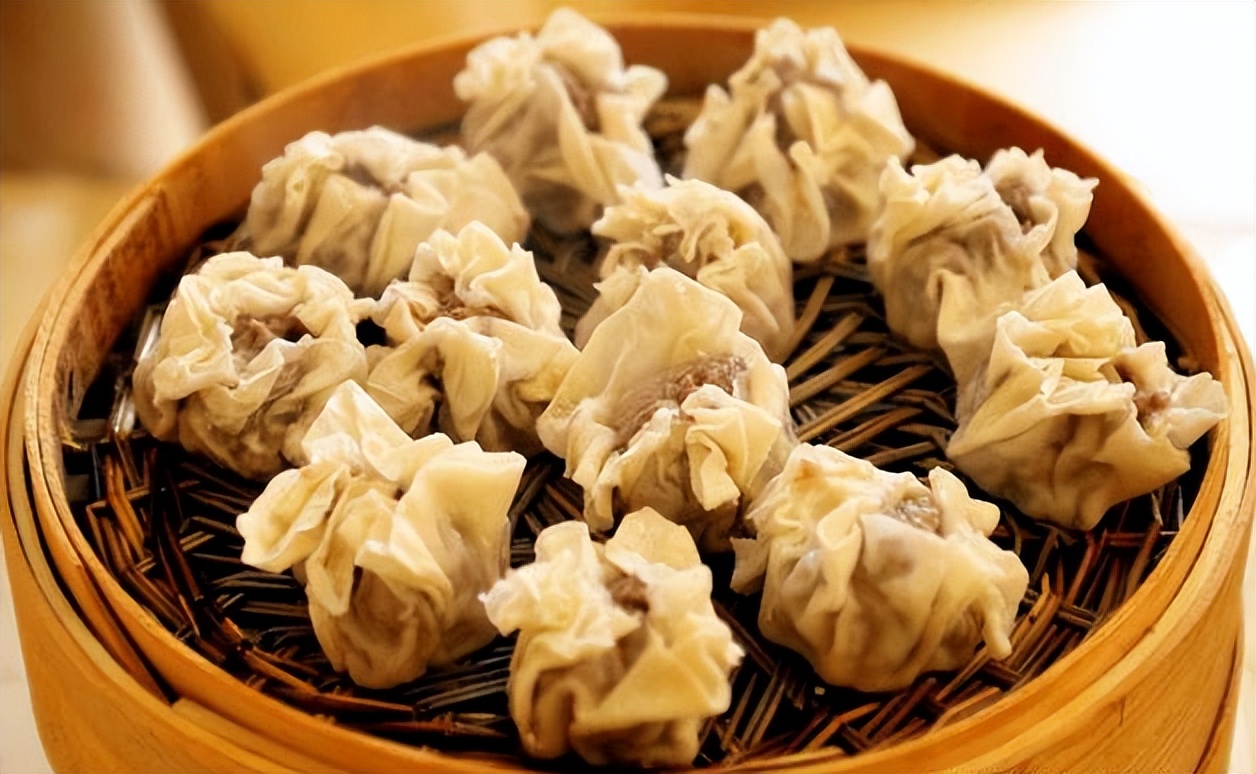 ɽ�������ϰ���ľŵ���ɫ��㣬��һ�����϶��Ѿ��������˷���