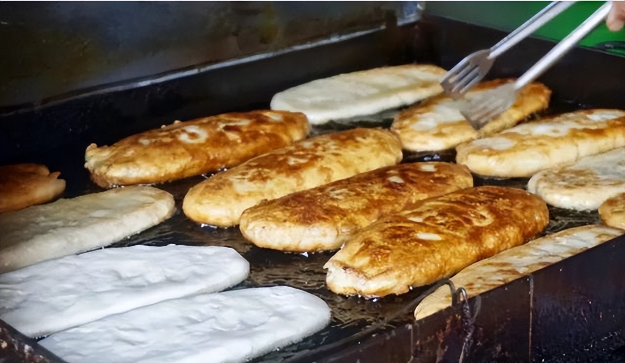 ɽ�������ϰ���ľŵ���ɫ��㣬��һ�����϶��Ѿ��������˷���