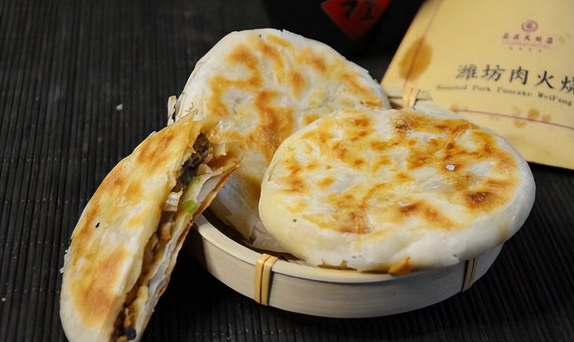 ɽ�������ϰ���ľŵ���ɫ��㣬��һ�����϶��Ѿ��������˷���