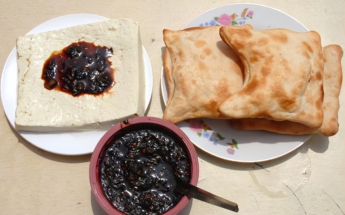 ɽ�������ϰ���ľŵ���ɫ��㣬��һ�����϶��Ѿ��������˷���