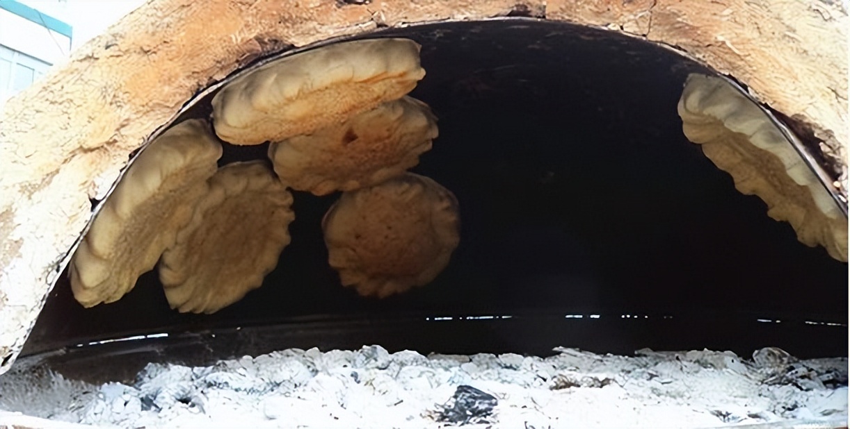 ɽ�������ϰ���ľŵ���ɫ��㣬��һ�����϶��Ѿ��������˷���